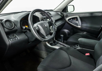 Подержанный автомобиль Toyota RAV4 2011 года (6 фото)