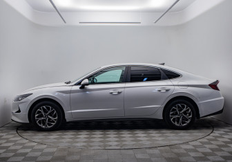 Подержанный автомобиль Hyundai Sonata 2022 года (8 фото)
