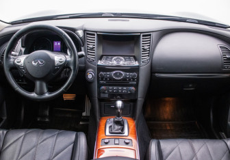 Подержанный автомобиль Infiniti QX70 2014 года (13 фото)
