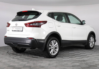 Подержанный автомобиль Nissan Qashqai 2022 года (5 фото)