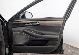 Подержанный автомобиль Genesis G90 2021 года (25 фото)