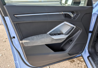 Подержанный автомобиль Audi Q3 2019 года (19 фото)