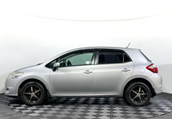 Подержанный автомобиль Toyota Auris Hatchback 2011 года (8 фото)