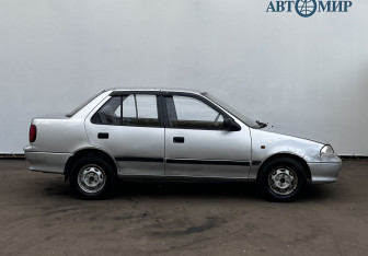 Подержанный автомобиль Suzuki Swift Sedan 2002 года (4 фото)