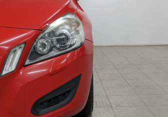 Подержанный автомобиль Volvo S60 2012 года (17 фото)
