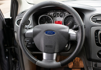 Подержанный автомобиль Ford Focus Hatchback 2010 года (16 фото)