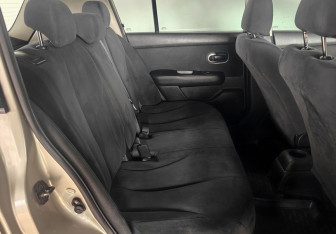 Подержанный автомобиль Nissan Tiida Hatchback 2008 года (17 фото)