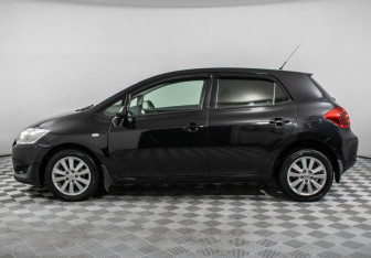 Подержанный автомобиль Toyota Auris Hatchback 2009 года (8 фото)