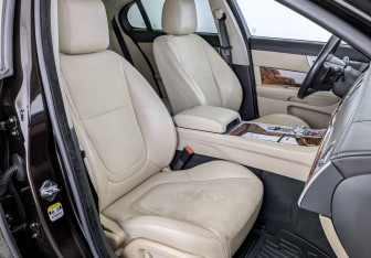 Подержанный автомобиль Jaguar XF Sedan 2012 года (24 фото)