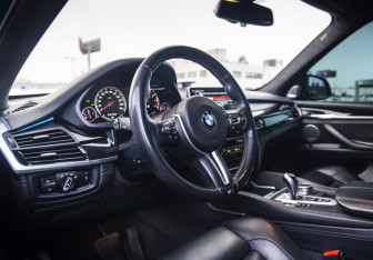 Подержанный автомобиль BMW X5 M 2016 года (12 фото)