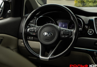 Подержанный автомобиль Kia Carnival 2017 года (12 фото)