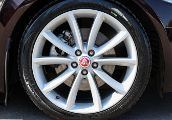 Подержанный автомобиль Jaguar XF Sedan 2014 года (24 фото)