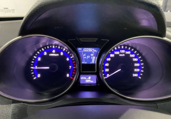 Подержанный автомобиль Hyundai Veloster 2013 года (12 фото)