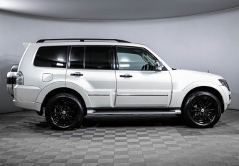 Подержанный автомобиль Mitsubishi Pajero 2019 года (4 фото)