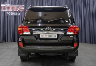 Подержанный автомобиль Toyota Land Cruiser Suv 2015 года (6 фото)