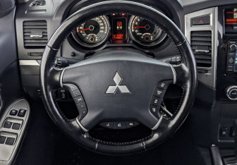Подержанный автомобиль Mitsubishi Pajero 2015 года (22 фото)