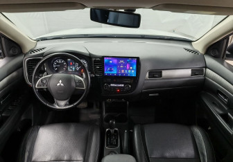 Подержанный автомобиль Mitsubishi Outlander 2012 года (11 фото)