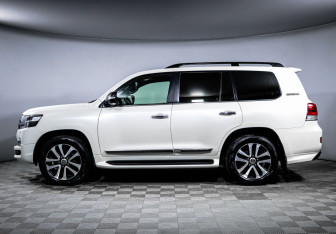 Подержанный автомобиль Toyota Land Cruiser Suv 2017 года (8 фото)
