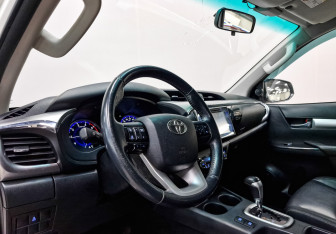 Подержанный автомобиль Toyota Hilux 2017 года (14 фото)