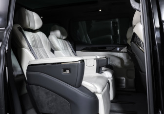 Подержанный автомобиль Zeekr 009 2023 года (13 фото)