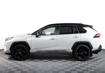 Подержанный автомобиль Toyota RAV4 2021 года (8 фото)