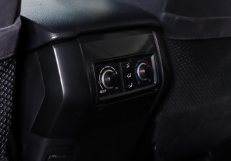 Подержанный автомобиль Toyota Land Cruiser Prado 2015 года (17 фото)