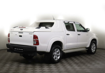 Подержанный автомобиль Toyota Hilux 2013 года (3 фото)
