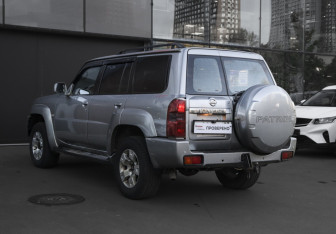Подержанный автомобиль Nissan Patrol 2005 года (9 фото)
