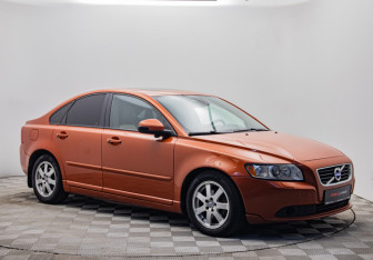 Подержанный автомобиль Volvo S40 2010 года (7 фото)