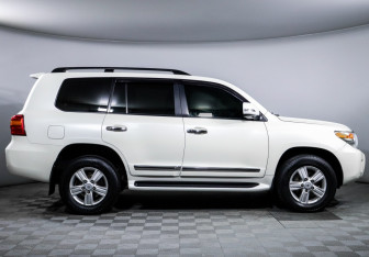Подержанный автомобиль Toyota Land Cruiser Suv 2014 года (4 фото)