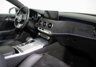 Подержанный автомобиль Kia Stinger 2021 года (9 фото)