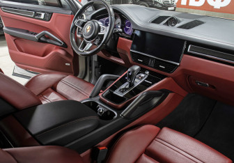 Подержанный автомобиль Porsche Cayenne 2021 года (12 фото)