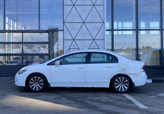 Подержанный автомобиль Honda Civic Sedan 2009 года (8 фото)