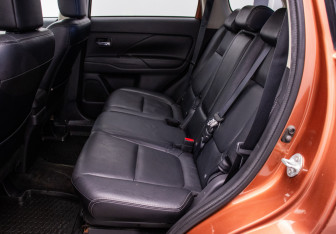 Подержанный автомобиль Mitsubishi Outlander 2012 года (11 фото)