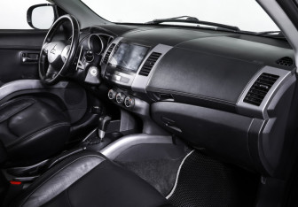Подержанный автомобиль Mitsubishi Outlander 2011 года (11 фото)