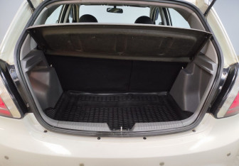 Подержанный автомобиль Kia Rio Hatchback 2010 года (12 фото)