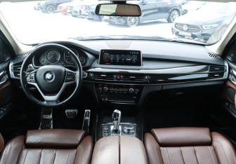 Подержанный автомобиль BMW X5 2017 года (12 фото)
