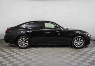 Подержанный автомобиль Infiniti Q70 2015 года (4 фото)