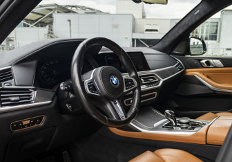 Подержанный автомобиль BMW X7 2021 года (12 фото)