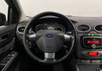 Подержанный автомобиль Ford Focus Wagon 2010 года (11 фото)
