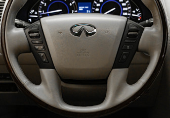 Подержанный автомобиль Infiniti QX56 2012 года (10 фото)