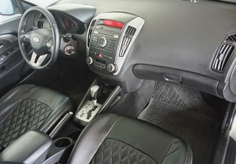 Подержанный автомобиль Kia Ceed Hatchback 2010 года (11 фото)