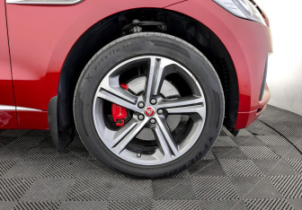 Подержанный автомобиль Jaguar F-Pace 2016 года (11 фото)