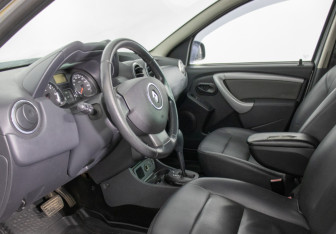 Подержанный автомобиль Renault Duster 2012 года (10 фото)