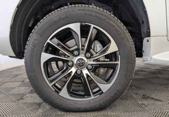 Подержанный автомобиль Toyota Land Cruiser Suv 2021 года (12 фото)