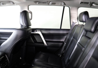 Подержанный автомобиль Toyota Land Cruiser Prado 2018 года (10 фото)