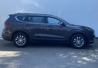 Подержанный автомобиль Hyundai Santa Fe 2022 года (4 фото)