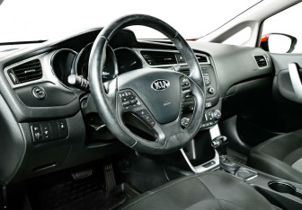 Подержанный автомобиль Kia Ceed Hatchback 2016 года (11 фото)