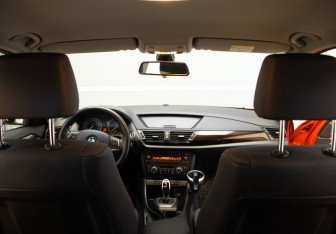 Подержанный автомобиль BMW X1 2012 года (36 фото)