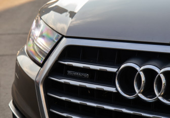 Подержанный автомобиль Audi Q7 2015 года (24 фото)